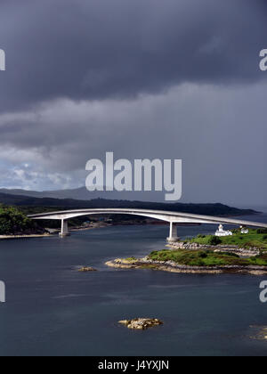 Skye Bridge mit Sturm nähert, betrachtet von der Ploc Kyle. Kyle of Lochalsh, Ross und Cromarty, Schottland, Vereinigtes Königreich, Europa. Stockfoto