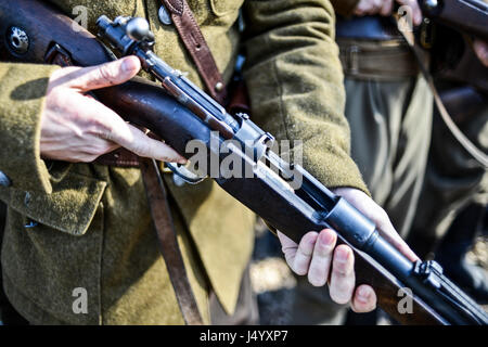 Eine alte Maschinengewehr von Soldaten, im Freien halten. Stockfoto