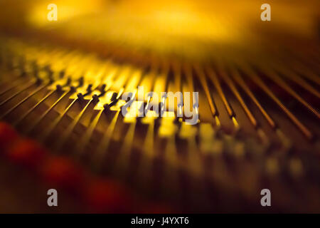 Grand Piano bridge Pins und Streichern verschwommenen Hintergrund. Stockfoto