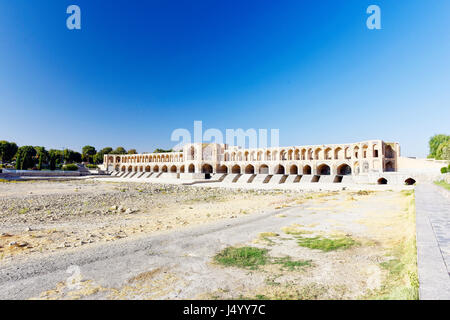 SIO Seh-Brücke (Brücke der 33 Bögen) oder Khaju-Brücke über Zayandeh Fluss, Isfahan, Iran Stockfoto