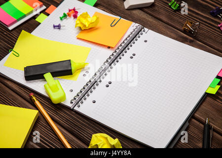 Offenen Notizblock mit Haftnotizen mockup Stockfoto