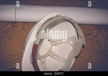 weiß Schutzhelm mit Zeichnungen, engineering-Konzept Stockfoto