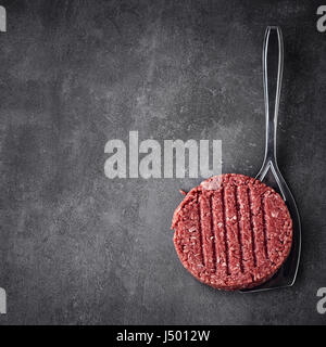 Rohe Burger Patty auf einem Spatel Stockfoto