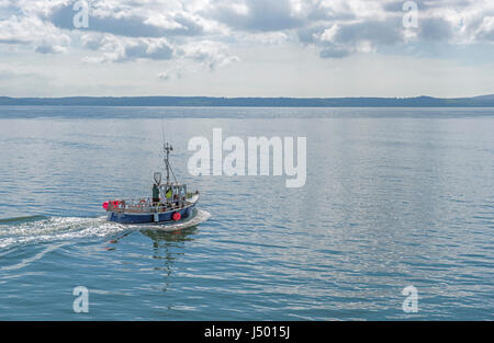 Fischerboot, das Burry Port Harbour Carmarthenshire verlässt und auf dem Weg ins Meer ist. Stockfoto