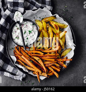 Zwei Arten von Ofen Kartoffeln mit Kräuter quark Stockfoto