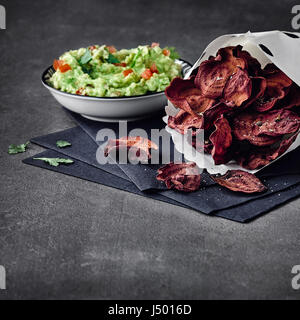 Rote Beete Chips mit guacamole Stockfoto