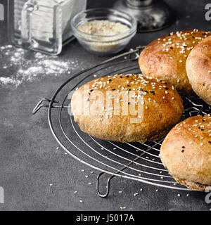 Vollkorn-Burger-Brötchen Stockfoto