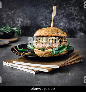 Rindfleisch-Burger mit Pilzen Stockfoto