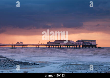 Cromer Pier in Norfolk wird angeschlagen durch ein Sommersturm Stockfoto