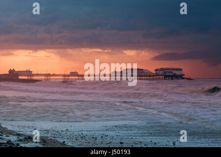 Cromer Pier in einem Sturm Stockfoto