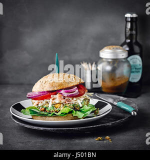 Burger mit Quinoa und broccoli Stockfoto