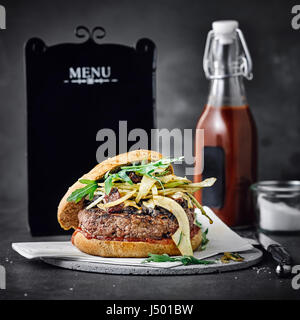 Burger mit Fenchel und Tomaten Stockfoto
