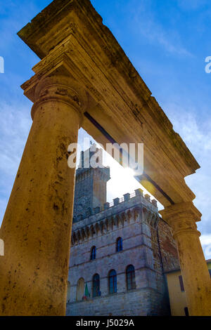 Die Piazza Grande und Palazzo Contuzzi, Montepulciano, Provinz Siena, Toskana, Italien, Europa Stockfoto