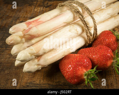 Weißer Spargel und Erdbeeren Stockfoto