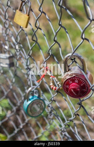 Sperren einer Brücke Zaun hängen. Stockfoto