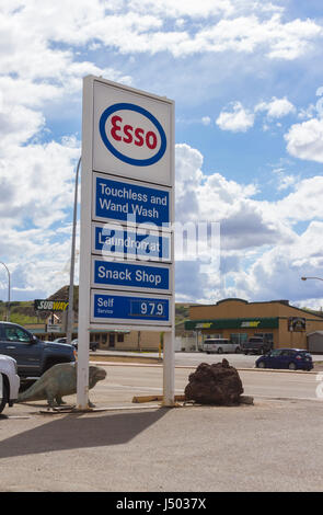 Ein Esso-Schild in Drumheller, Alberta, Kanada Stockfoto