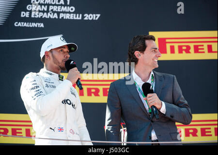 Barcelona, Spanien. 14 Mai 2017. Links, Renntag Lewis Hamilton, Fahrer des Mercedes AMG F1 Teams und Rigth, der Ex-Formel 1-Fahrer Pedro De La Rosa (ESP) auf dem Podium am Sonntag, spanischen Grand Prix Formel 1 auf dem Circuit Catalunya. Bildnachweis: Pablo Guillen/Alamy Live-Nachrichten Stockfoto