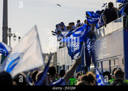 Brighton & Hove, East Sussex, UK, 14. Mai 2017. Brighton & Hove Albion Football Club Parade im offenen Doppeldeckerbusse an Brighton & Hove Strandpromenade nach Aufstieg in die Premier League mit einem zweiten Platz in der Meisterschaft zu sichern. Dies ist das erste Mal seit 1983, die Brighton & Hove Albion in Englands höchste Spielklasse spielen. Bildnachweis: Clive Jones/Alamy Live-Nachrichten Stockfoto