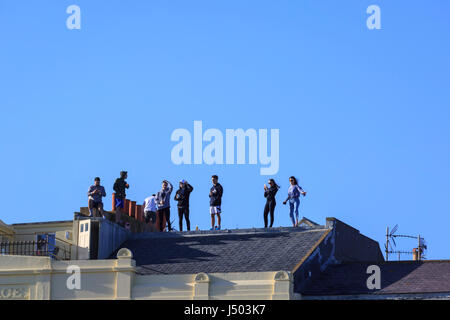 Brighton & Hove, East Sussex, UK, 14. Mai 2017. Brighton & Hove Albion Football Club Parade im offenen Doppeldeckerbusse an Brighton & Hove Strandpromenade nach Aufstieg in die Premier League mit einem zweiten Platz in der Meisterschaft zu sichern. Dies ist das erste Mal seit 1983, die Brighton & Hove Albion in Englands höchste Spielklasse spielen. Bildnachweis: Clive Jones/Alamy Live-Nachrichten Stockfoto