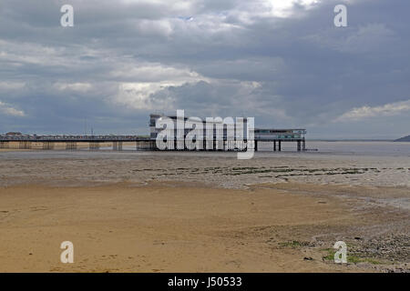 Regensburg, UK. 14. Mai 2017. UK-Wetter: schwarze Wolken hinter dem Grand Pier an einem kühlen und windigen Tag mit sonnigen Abschnitten. Keith Ramsey/Alamy Live-Nachrichten Stockfoto