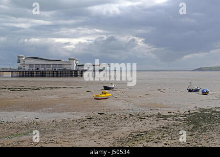 Regensburg, UK. 14. Mai 2017. UK-Wetter: schwarze Wolken hinter dem Grand Pier an einem kühlen und windigen Tag mit sonnigen Abschnitten. Keith Ramsey/Alamy Live-Nachrichten Stockfoto