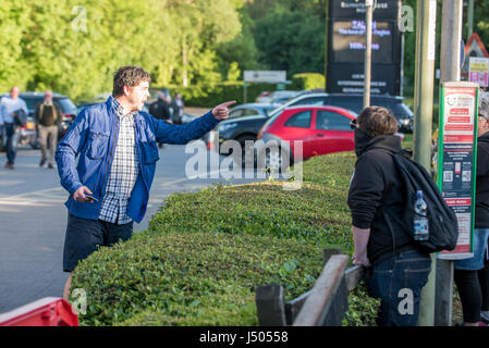 Die Concorde Club, Eastleigh, Hampshire, Vereinigtes Königreich. 14. Mai 2017. Southampton Stand Up, Rassismus-Aktivisten und Unterstützer im Concorde Club wo UK Politiker und ehemaliger UKIP Führer, Nigel Farage hält eine Abendveranstaltung Fragen und Antworten über sein Leben zu protestieren. Bildnachweis: Will Bailey/Alamy Live-Nachrichten Stockfoto