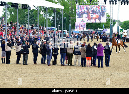 Windsor, Berkshire, UK. 14. Mai 2017. Die Pensionierung von Nick Skelton und Big Star fand in der Burgarena heute Big Star, mit denen Skelton zwei Olympische Spiele, gingen rund um die Arena am Finaltag der Royal Windsor Horse Show teilgenommen hat. Kredit Gary Blake/Alamy Live-Nachrichten Stockfoto