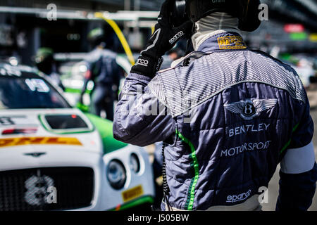 Towcester, Northamptonshire, UK. 14. Mai 2017. Blancpain GT Series racing Team Bentley Team M-Sport-Ingenieur im Zeittraining Sitzung von Blancpain GT Serie Endurance Cup in Silverstone (Foto: Gergo Toth / Alamy Live News) Stockfoto