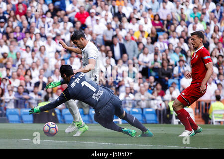 Madrid, Spanien. 14. Mai 2017. Sergio Rico (1) Sevilla FC Spieler. Albaro Borja Morata (21) Real Madrid Spieler. La Liga zwischen Real Madrid Vs FC Sevilla im Santiago Bernabeu Stadion in Madrid, Spanien, 14. Mai 2017. Bildnachweis: Gtres Información Más lokalen auf line,S.L./Alamy Live News Stockfoto