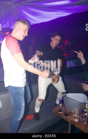 Watford, UK. 14. Mai 2017. Exklusive Stephen Bär macht anzügliche Geste mit Flasche Wodka als er Partys mit Freundin Charlotte Crosby und Freunde im VIP-Bereich des Hydeout Nachtclub in Watford, UK. Das Paar blieb bis 03:00 downing Aufnahmen und trinken und tanzen. Charlotte erlitt eine Garderobe Störung und barfuß getanzt. Stephen posierte für Fotos mit den Fans aber Charlotte Anfragen abgelehnt, sondern schlossen sich ihnen noch auf der Tanzfläche. Das Paar waren leidenschaftlich küssen während der Nacht gesehen. Bildnachweis: Ayeesha Walsh/Alamy Live-Nachrichten Stockfoto