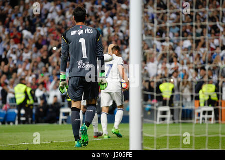 Madrid, Spanien. 14. Mai 2017. Toni Kroos (8) Real Madrid Spieler feiert (4,1) nach dem Tor seines Teams. Sergio Rico (1) Sevilla FC Spieler. La Liga zwischen Real Madrid Vs FC Sevilla im Santiago Bernabeu Stadion in Madrid, Spanien, 14. Mai 2017. Bildnachweis: Gtres Información Más lokalen auf line,S.L./Alamy Live News Stockfoto