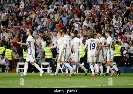 Madrid, Spanien. 14. Mai 2017. Toni Kroos (8) Real Madrid Spieler feiert (4,1) nach dem Tor seines Teams. Cristiano Ronaldo Dos Santos (7) Real Madrids Spieler. La Liga zwischen Real Madrid Vs FC Sevilla im Santiago Bernabeu Stadion in Madrid, Spanien, 14. Mai 2017. Bildnachweis: Gtres Información Más lokalen auf line,S.L./Alamy Live News Stockfoto