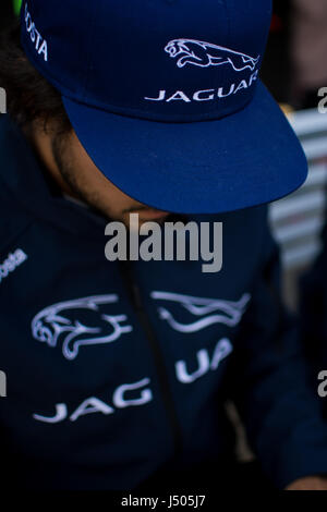 Towcester, Northamptonshire, UK. 14. Mai 2017. Blancpain GT Series Rennfahrer Albert Costa und Emil Frey Jaguar Racing während Autogramm Sitzung von Blancpain GT Serie Endurance Cup in Silverstone (Foto: Gergo Toth / Alamy Live News) Stockfoto