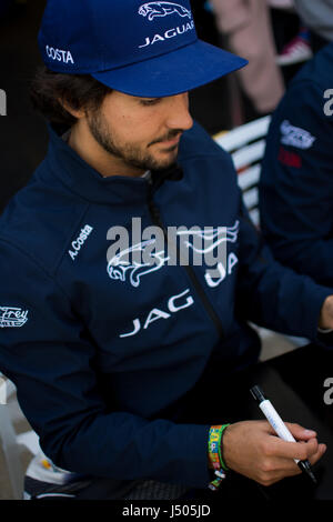 Towcester, Northamptonshire, UK. 14. Mai 2017. Blancpain GT Series Rennfahrer Albert Costa und Emil Frey Jaguar Racing während Autogramm Sitzung von Blancpain GT Serie Endurance Cup in Silverstone (Foto: Gergo Toth / Alamy Live News) Stockfoto