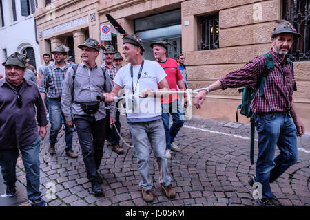 Treviso, Italien. 13. Mai 2017. Italien Venetien Treviso - hat von 500.000 Menschen für die 90. Sitzung der Alpini Armee Kraft angegriffen worden. Bildnachweis: Wirklich einfach Star/Alamy Live-Nachrichten Stockfoto