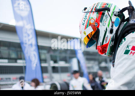 Towcester, Northamptonshire, UK. 14. Mai 2017. Blancpain GT Series Rennfahrer Marco Cioci und Kaspersky Motorsport vor der 3-Stunden-Rennen von Blancpain GT Serie Endurance Cup in Silverstone (Foto: Gergo Toth / Alamy Live News) Stockfoto