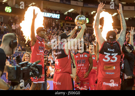 London, UK. 14. Mai 2017. BBL Basketball Play-off Finale, Leicester Riders gegen Newcastle Eagles in der O2 Arena, London. Fahrer gewinnen 84-63. Fahrer den Sieg zu feiern. Kredit Carol Moir/Alamy Live-Nachrichten. Stockfoto