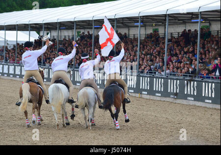 Windsor, UK. 14. Mai 2017. Der Royal Windsor Horse zeigen 2017 endgültig von nehmen die DAKS Pony Club montiert Spiele England Mannschaft Hauptpreis des Cups in der Burgarena am Finaltag der Royal Windsor Horse Show Credit Gary Blake/Alamy Live News Stockfoto