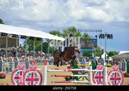 Windsor, UK. 14. Mai 2017. Das Royal Windsor Horse Show 2017 Rolex Grand Prix International Jumping Wettbewerb - CSI5 * - LR Ben MAHER GBR nimmt den Sprung mit TIC TAC in der Burgarena am Finaltag der Royal Windsor Horse Show Credit Gary Blake/Alamy Live News Stockfoto