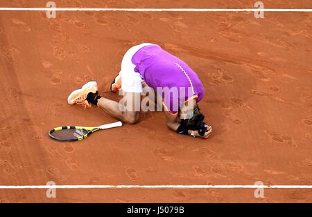 Madrid, Spanien. 14. Mai 2017. Spaniens Rafael Nadal feiert Sieg nach der Herren Finale gegen Österreichs Dominic Thiem beim Mutua Madrid Open Tennisturnier in Madrid, Spanien, 14. Mai 2017. Rafael Nadal gewann mit 2: 0 und holte sich den Titel. Bildnachweis: Eduardo Dieguez/Xinhua/Alamy Live-Nachrichten Stockfoto