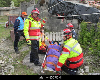 Genf, Schweiz. 9. Mai 2017. Freiwillige der deutschen Nothilfe Organisation ISAR Praxis der Rettung von verletzten Personen während eines Erdbebens Bohren Epeisses in der Nähe von Genf, Schweiz, 9. Mai 2017. Foto: Christiane Oelrich/Dpa/Alamy Live News Stockfoto