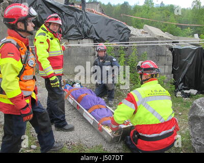 Genf, Schweiz. 9. Mai 2017. Freiwillige der deutschen Nothilfe Organisation ISAR Praxis der Rettung von verletzten Personen während eines Erdbebens Bohren Epeisses in der Nähe von Genf, Schweiz, 9. Mai 2017. Foto: Christiane Oelrich/Dpa/Alamy Live News Stockfoto