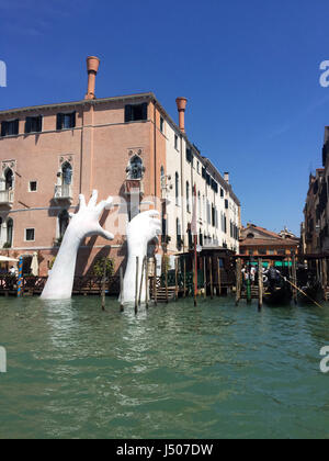 Venedig, Italien. 14. Mai 2017. Die Skulptur "Unterstützung" des italienischen Künstlers Lorenzo Quinn - Sohn des Schauspielers Anthony Quinn - sehen Sie im Luxus Hotel Ca' Sagredo am Canal Grande in Venedig, Italien, 14. Mai 2017. Foto: Annette Reuther/Dpa/Alamy Live News Stockfoto