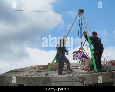 Genf, Schweiz. 9. Mai 2017. Freiwillige der deutschen Nothilfe Organisation ISAR Praxis der Rettung von verletzten Personen während eines Erdbebens Bohren Epeisses in der Nähe von Genf, Schweiz, 9. Mai 2017. Foto: Christiane Oelrich/Dpa/Alamy Live News Stockfoto