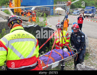 Genf, Schweiz. 9. Mai 2017. Freiwillige der deutschen Nothilfe Organisation ISAR Praxis der Rettung von verletzten Personen während eines Erdbebens Bohren Epeisses in der Nähe von Genf, Schweiz, 9. Mai 2017. Foto: Christiane Oelrich/Dpa/Alamy Live News Stockfoto