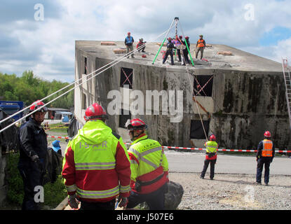 Genf, Schweiz. 9. Mai 2017. Freiwillige der deutschen Nothilfe Organisation ISAR Praxis der Rettung von verletzten Personen während eines Erdbebens Bohren Epeisses in der Nähe von Genf, Schweiz, 9. Mai 2017. Foto: Christiane Oelrich/Dpa/Alamy Live News Stockfoto