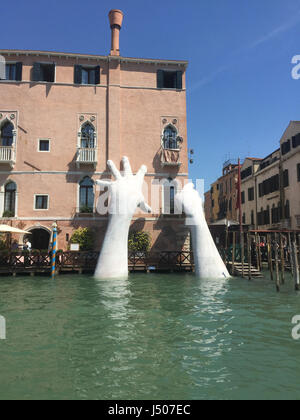 Venedig, Italien. 14. Mai 2017. Die Skulptur "Unterstützung" des italienischen Künstlers Lorenzo Quinn - Sohn des Schauspielers Anthony Quinn - sehen Sie im Luxus Hotel Ca' Sagredo am Canal Grande in Venedig, Italien, 14. Mai 2017. Foto: Annette Reuther/Dpa/Alamy Live News Stockfoto