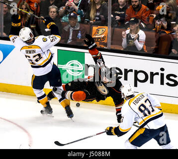 Anaheim, USA. 14. Mai 2017. Chris Wagner (C) der Anaheim Ducks und Matt Irwin (L) der Nashville Predators in Spiel zwei der das Finale der Western Conference der 2017 Stanley Cup Playoffs in Anaheim, USA, 14. Mai 2017 zu konkurrieren. Anaheim Ducks gewann 5: 3. Bildnachweis: Zhao Hanrong/Xinhua/Alamy Live-Nachrichten Stockfoto