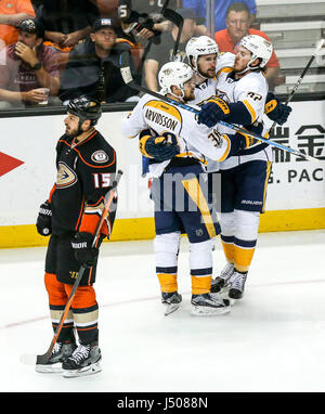 Anaheim, USA. 14. Mai 2017. Players of Nashville Predators (R) feiern scoring während Spiel 2 der Western Conference Finale der 2017 Stanley Cup Playoffs gegen die Anaheim Ducks in Anaheim, USA, 14. Mai 2017. Anaheim Ducks gewann 5: 3. Bildnachweis: Zhao Hanrong/Xinhua/Alamy Live-Nachrichten Stockfoto