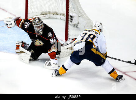 Anaheim, USA. 14. Mai 2017. Viktor Arvidsson (R) der Nashville Predators schießt in Spiel zwei der das Finale der Western Conference der 2017 Stanley Cup Playoffs gegen die Anaheim Ducks in Anaheim, USA, 14. Mai 2017. Anaheim Ducks gewann 5: 3. Bildnachweis: Zhao Hanrong/Xinhua/Alamy Live-Nachrichten Stockfoto